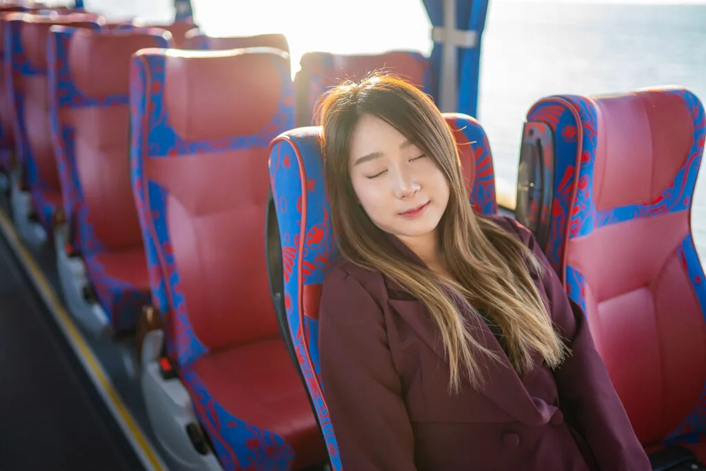 เคล็ดลับในการหลับพักผ่อนในขณะเดินทางบนรถบัส